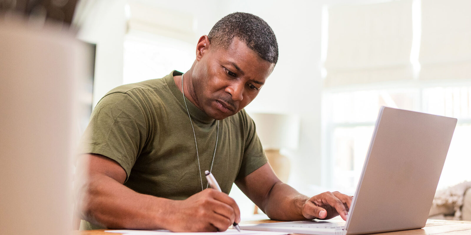 bdt_military_hero Veteran filling out form for military student benefits